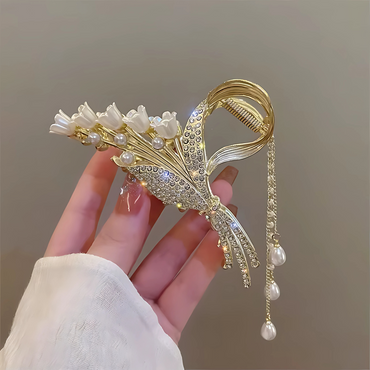 Elegant Crystal Hair Clip for Stylish Updos with Pearl Accents