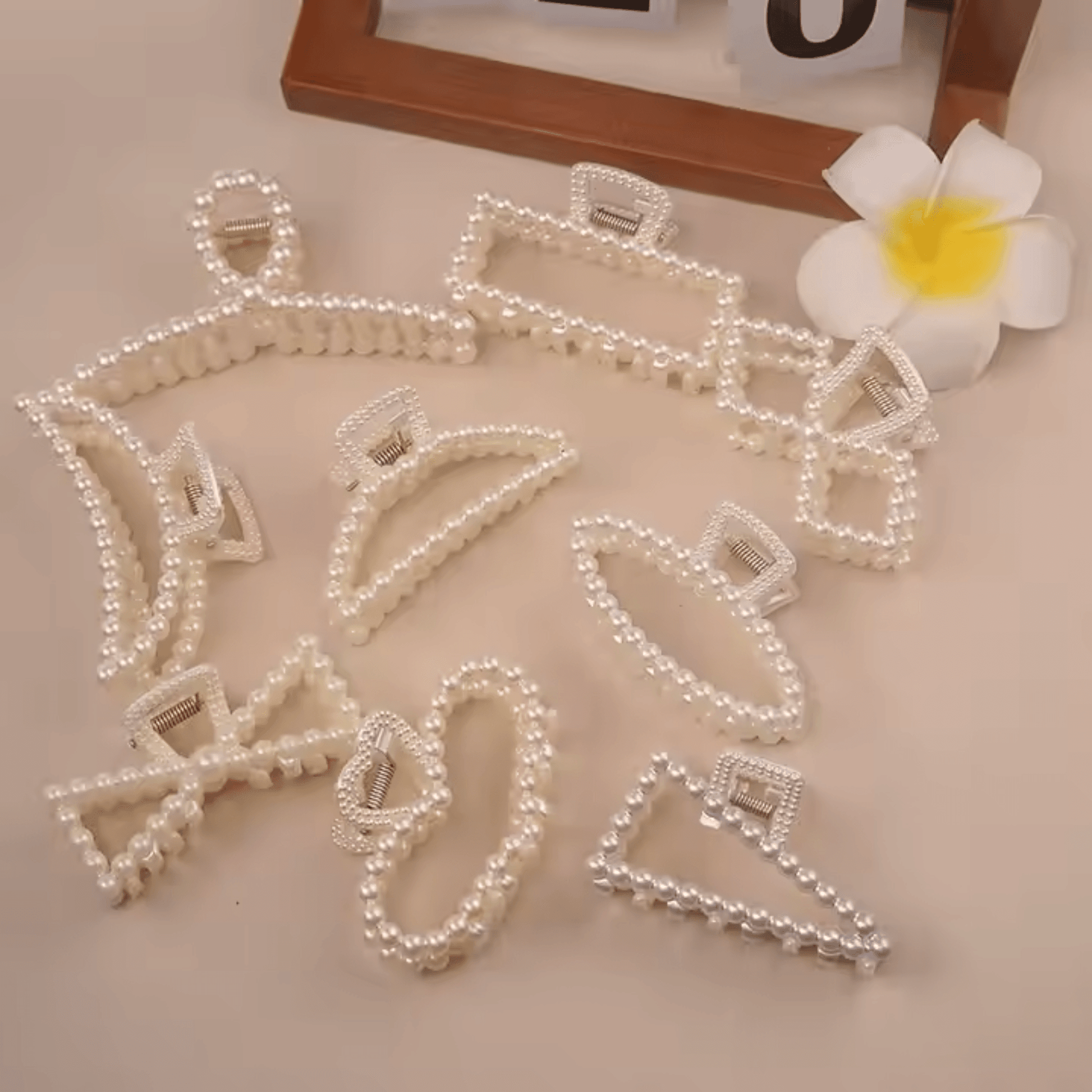 Elegant Pearl Hair Claw Clips - Gummia